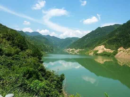 被誉为“天下第一卧佛”——江西弋阳卧佛,整体依托天然山石雕琢而成,你想去看看吗?